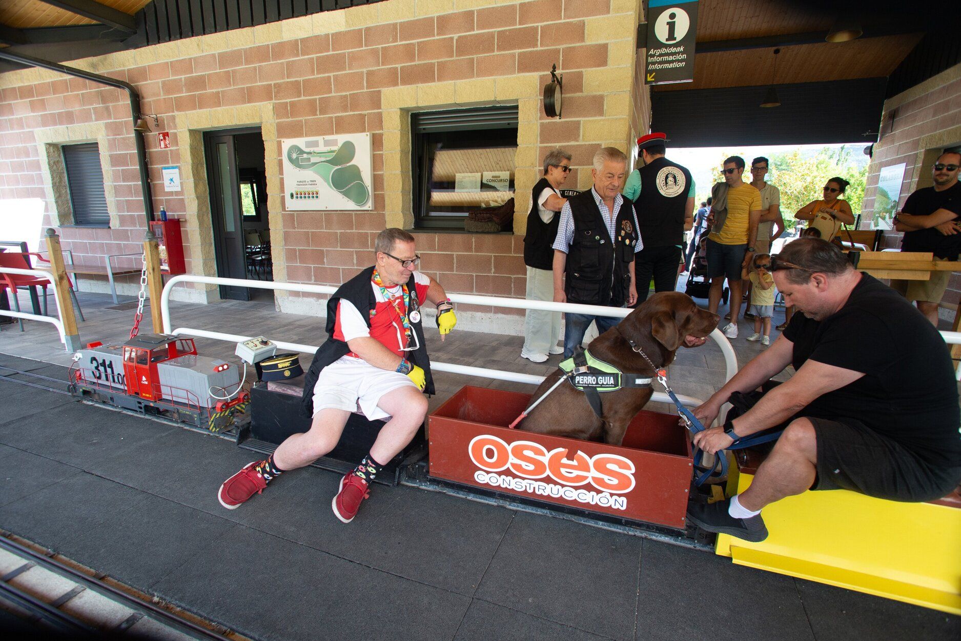 FOTOS | Budimir disfruta con su familia y se monta en el tren de Trinitarios