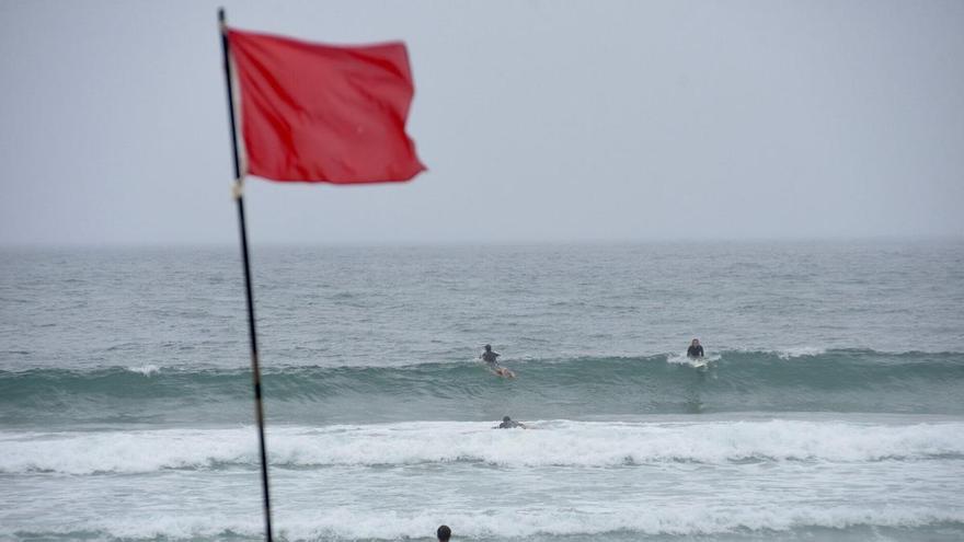 La bandera roja ondea en la playa de La Zurriola y la amarilla en Zarautz, Gaztetape e Itzurun