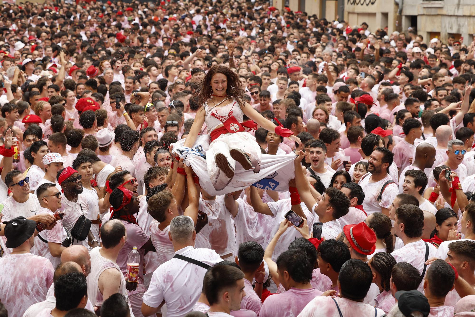 Fotos del  Chupinazo de San Fermín 2025 en Pamplona: ¡La fiesta más internacional se enciende con un grito solidario por Palestina!