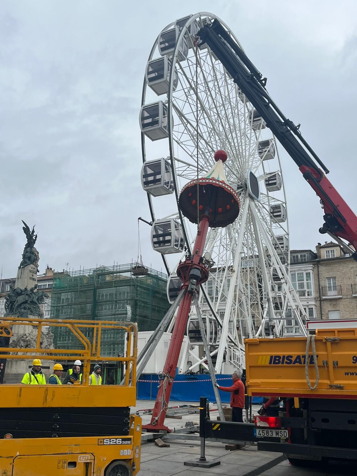 En imágenes: Instalación del carrusel navideño en la Virgen Blanca