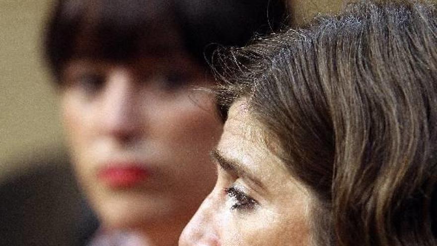 La diputada de Hacienda de Gipuzkoa, Helena Franco (d), y la portavoz foral, Laraitz Ugalde, durante la rueda de prensa de hoy.
