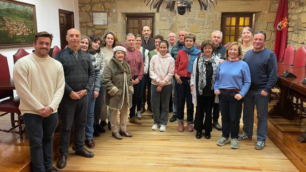 Representantes del Ayuntamiento de Zarautz y de ONGs en la presentación de los proyectos.