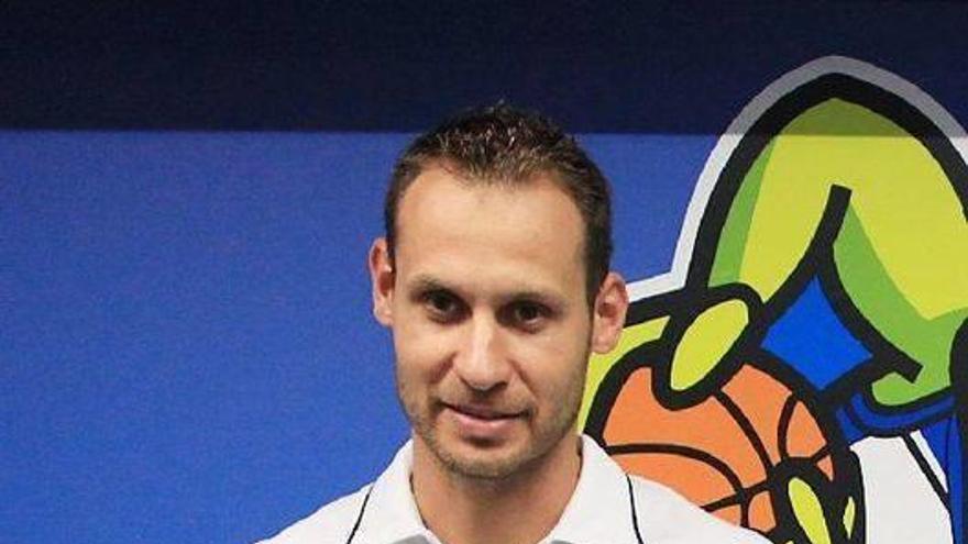 Llompart sujeta una bufanda del GBC en su presentación.