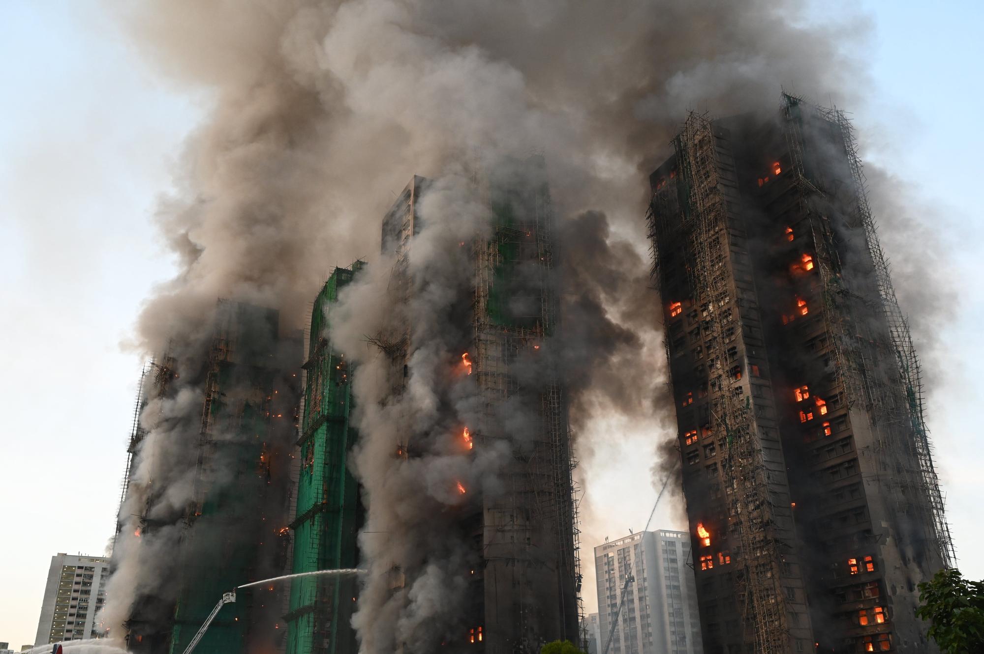 Un enorme incendio calcina un vecindario de Hong Kong