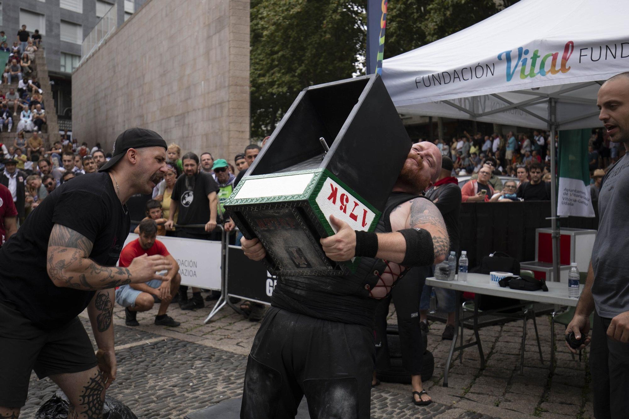 En imágenes: El torneo Virgen Blanca de Herri Kirolak se adueña de la Plaza de Los Fueros