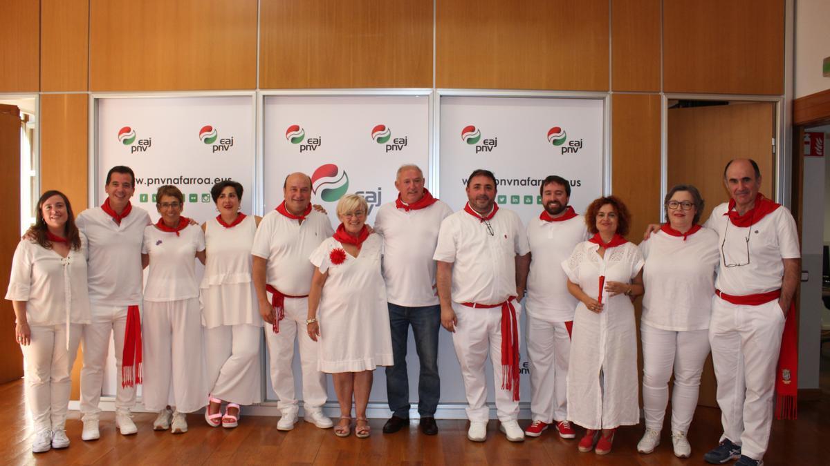 Foto de familia del PNV, de i a d: Idoia de Carlos, Mikel Irujo, Anika Luján, María Solana, Andoni Ortuzar, Susana Olaetxea, Carlos Octavio, Unai Hualde, Kristian Cervilla, Blanca Regúlez, Miren Erro y Manu Ayerdi