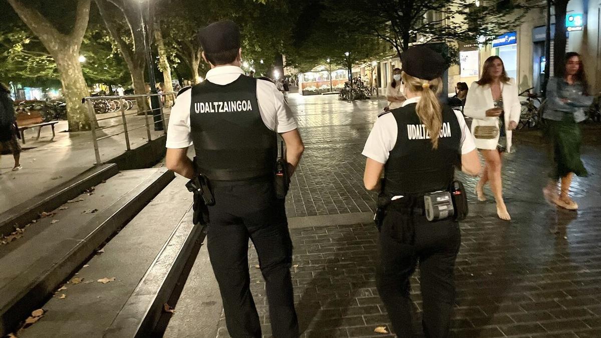 Policías de la Guardia Municipal de Donostia patrullando en el Boulevard