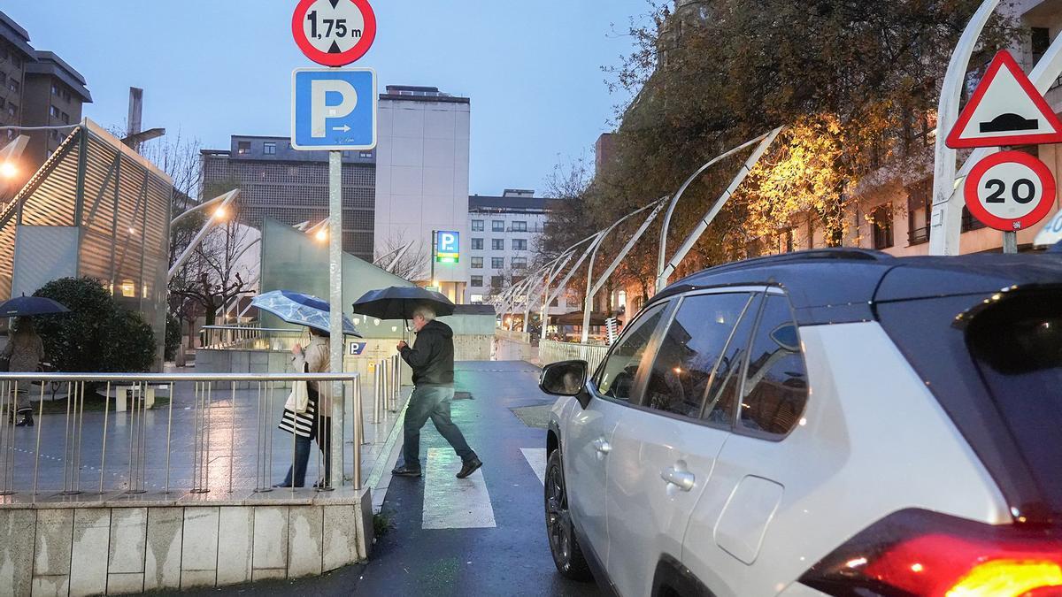 El acceso al parking de Indautxu se lleva a cabo por la calle Alameda Urquijo.