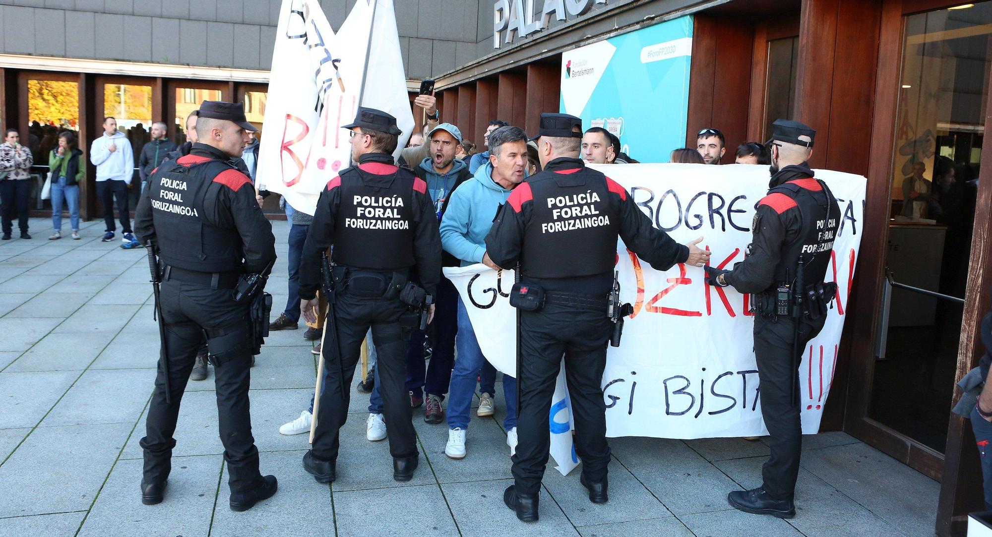 FOTOS | Momentos de tensión en la concentración de docentes de FP ante el Foro del Baluarte