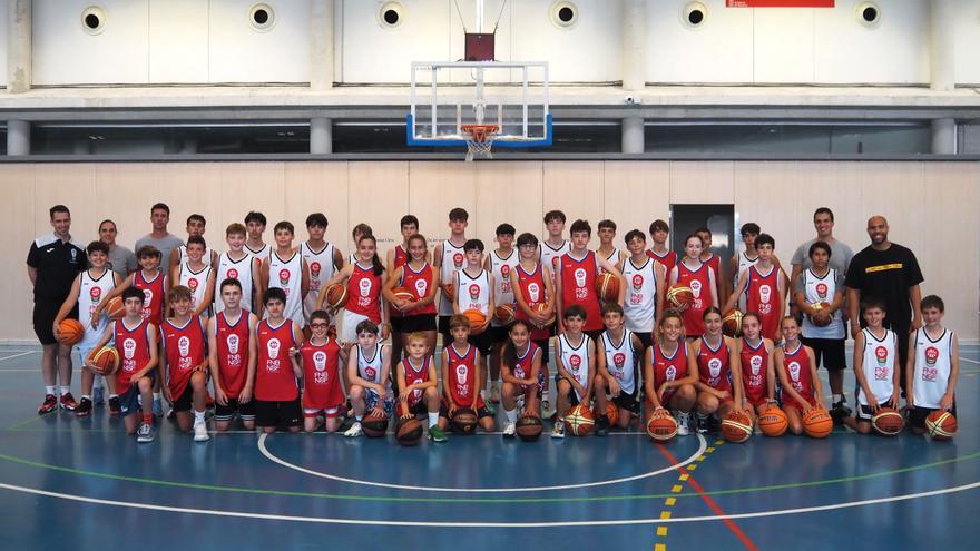 Cerca de 50 jóvenes entrenan esta semana en Larrabide en un campus de baloncesto con el preparador estadounidense Josh Dudley