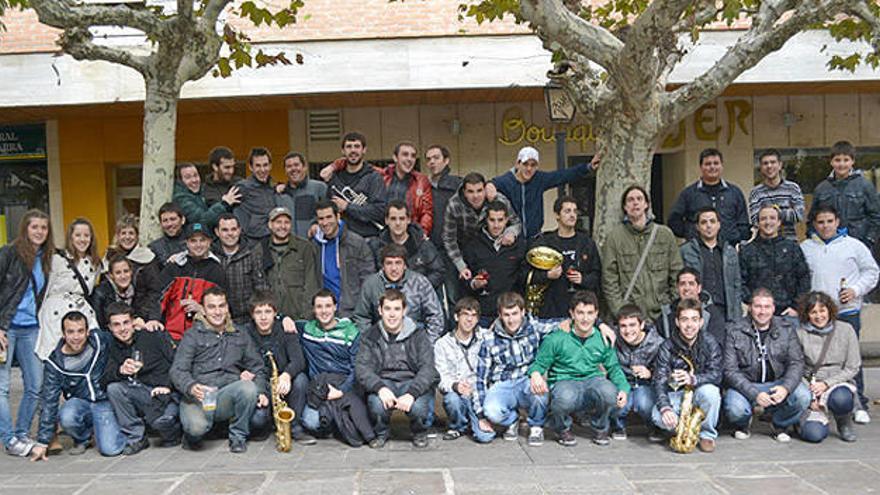 Integrantes, exintegrantes e invitados que participaron en la celebración del 15º aniversario de la charanga Malatxo.