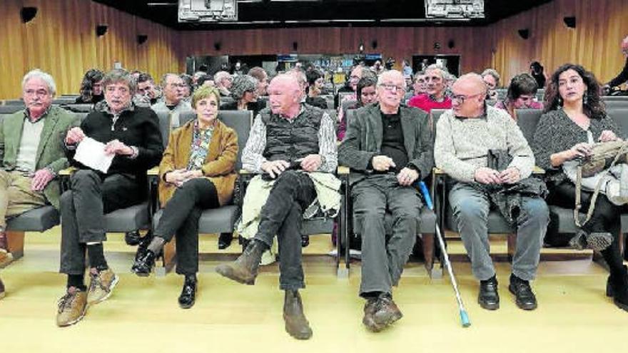 Los firmantes del manifiesto, entre los que figuran el exlehendakari Ibarretxe y los exconsejeros Iztueta, Azkarraga y Madrazo, ayer en Donostia.
