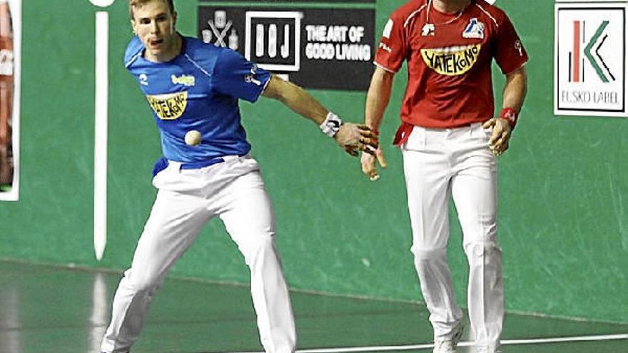 Iñaki Artola se prepara para golpear la pelota en el Beotibar de Tolosa.