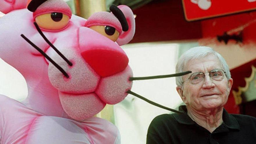 El cineasta Blake Edwards, director de &quot;La pantera rosa&quot;, muere a los 88 años.