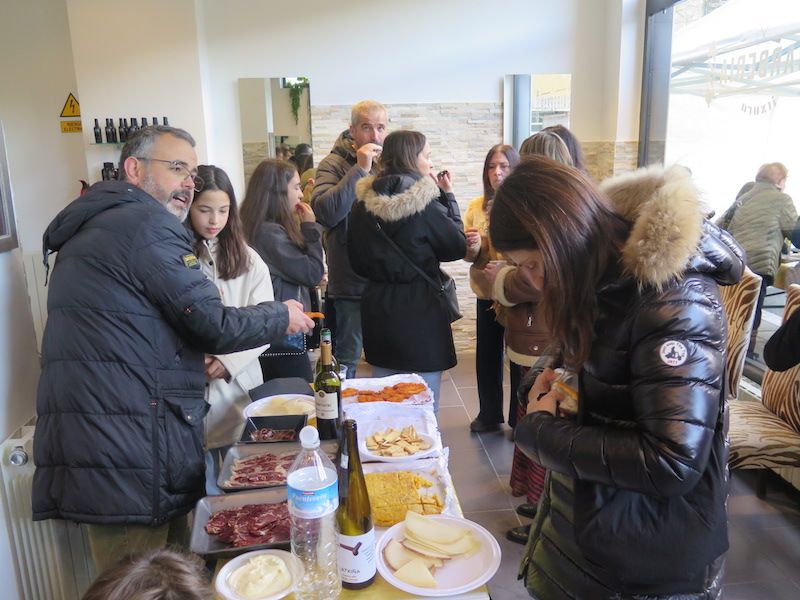 La fiesta de reapertura de la peluquería Itxura de Zumarraga