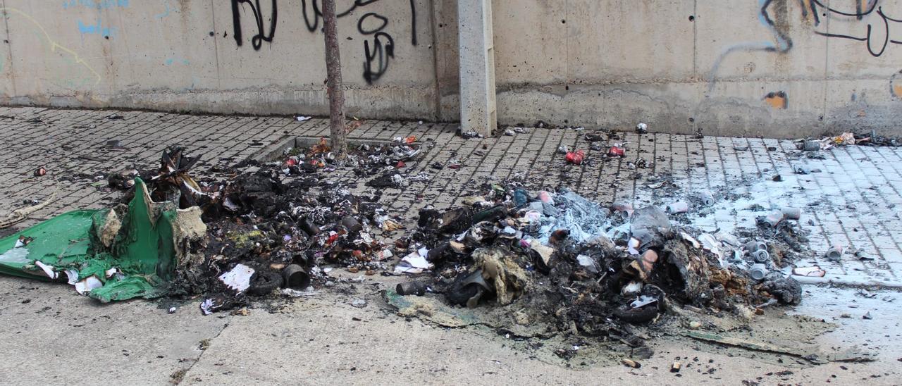 Imágenes de contenedores quemados en San Adrián