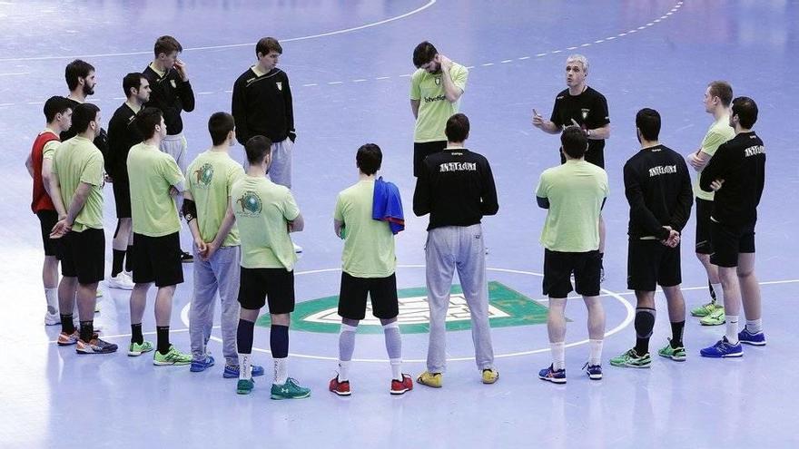 Un entrenamiento del Helvetia Anaitasuna de balonmano.