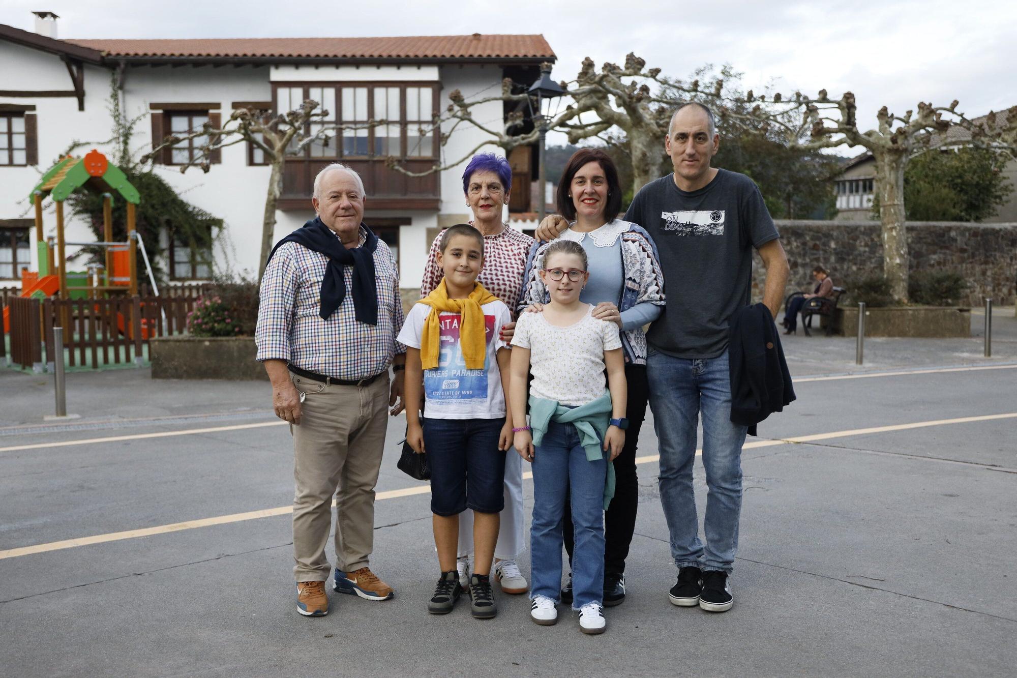 José Antonio Lopategi, Teresa Díez Abrisketa, Esti Lopategi, David Vargas y los pequeños Telmo y Terese.