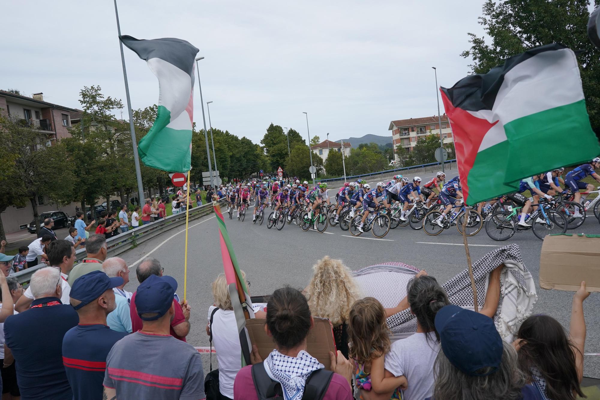 La Vuelta en Bizkaia: banderas palestinas a su paso por Gernika