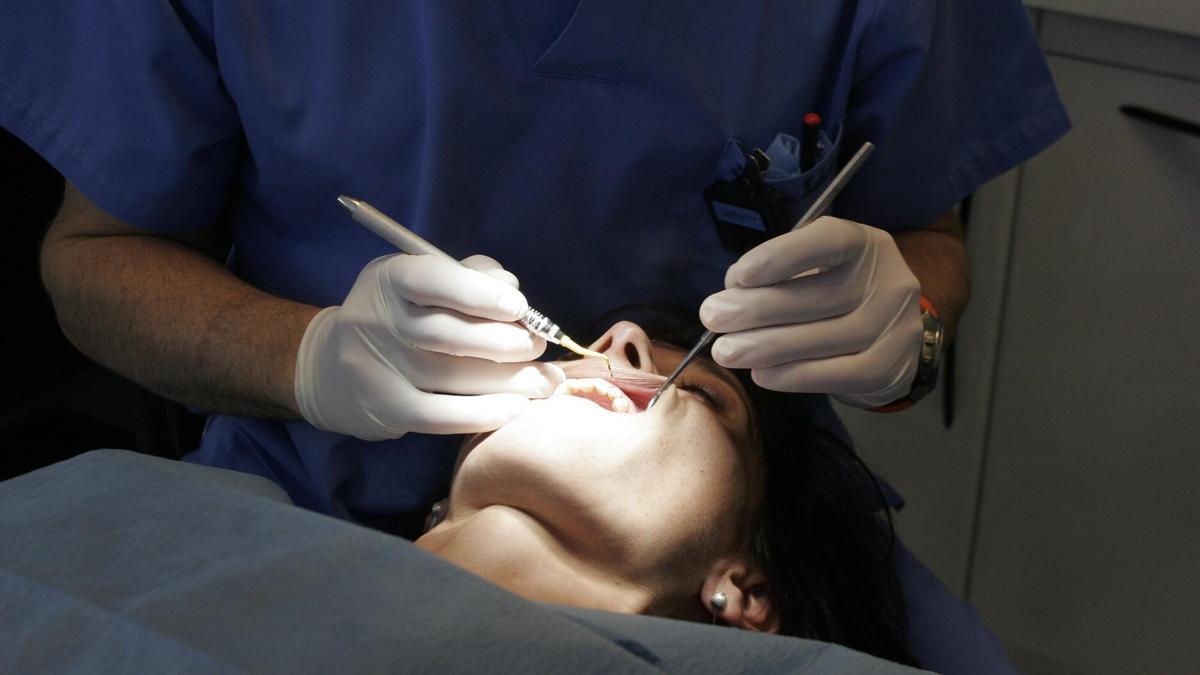 Realización de un tratamiento dental.