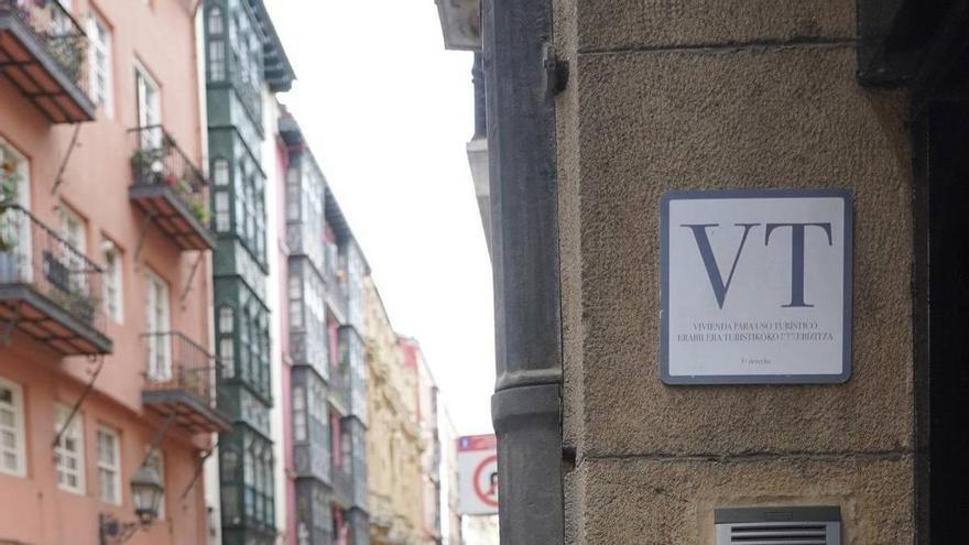 El número de viviendas turísticas cae un 8,9% en Donostia y un 2,4% en Bilbao