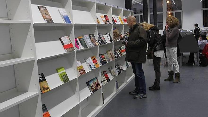 Varias personas observan algunos ejemplares de los que dispone la Biblioteca San Francisco. Varias personas observan algunos ejemplares de los que dispone la Biblioteca San Francisco.