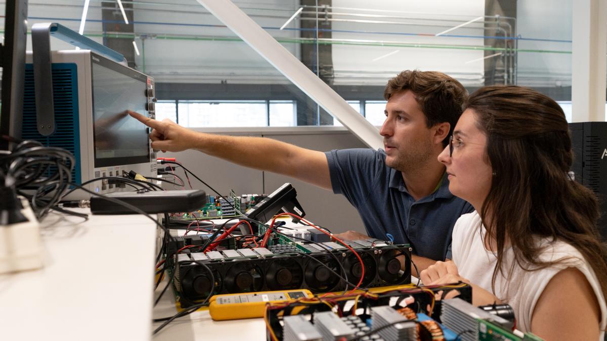 Dos personas trabajando.