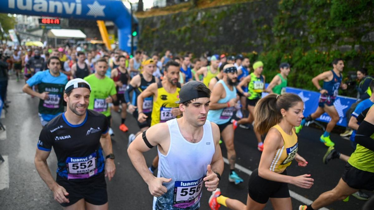 Atletas populares, en la salida de la Behobia 2024 iniciando el recorrido.