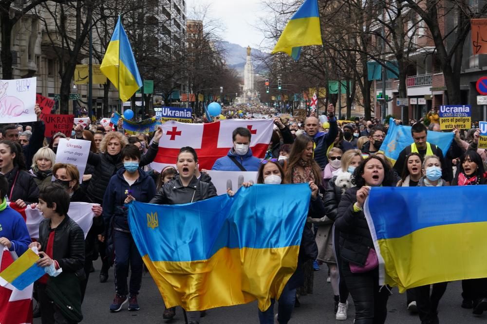 Miles de vascos se manifiestan en contra de la invasión rusa en Ucrania