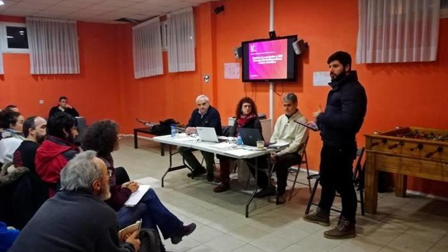 Vecinos siguieron con interés la jornada impartida en el gaztetxoko.