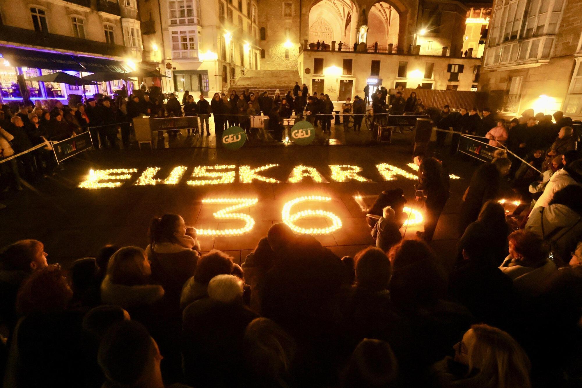En imágenes: Encendido de 365 velas en la plaza de la Virgen Blanca para reivindicar el euskera