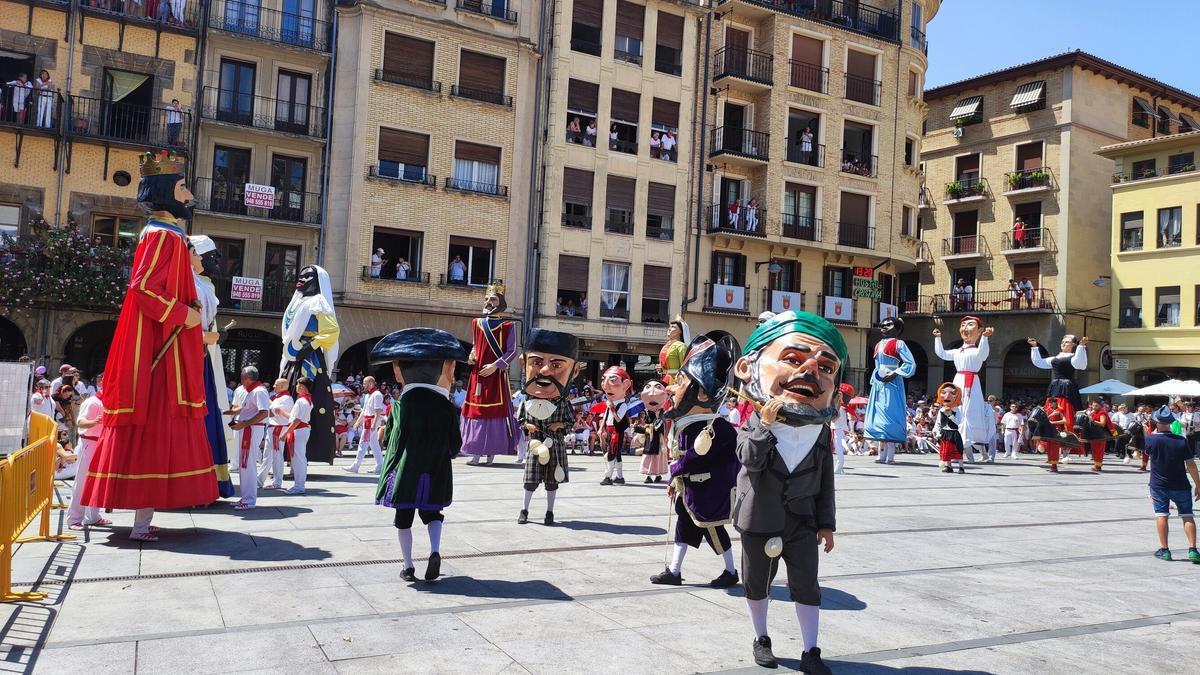 Primeros compases de la despedida con los 10 gigantes y el resto de las figuras de la comparsa.
