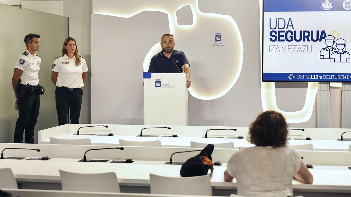 Martin Ibabe y dos agentes de la Guardia Municipal en la presentación de la campaña