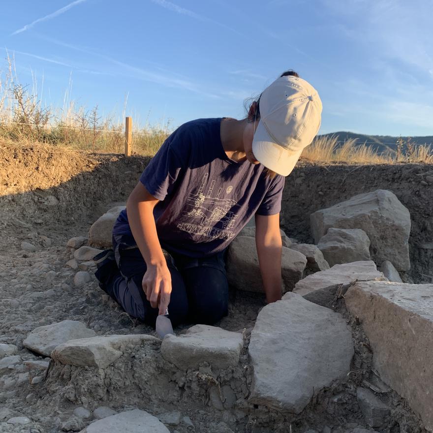 Una de las estudiantes que ha participado en la excavación de este verano.