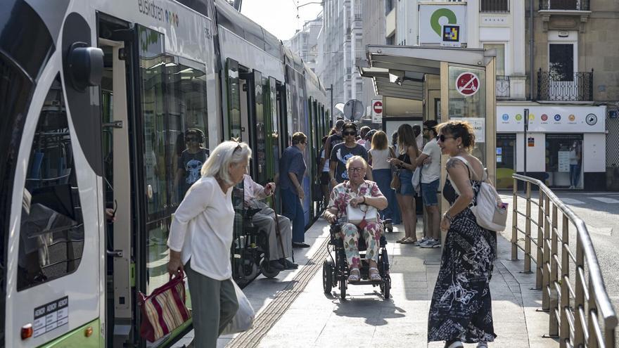 Las obras en General Álava e Independencia trastocan un agosto más el día a día de bares y tiendas