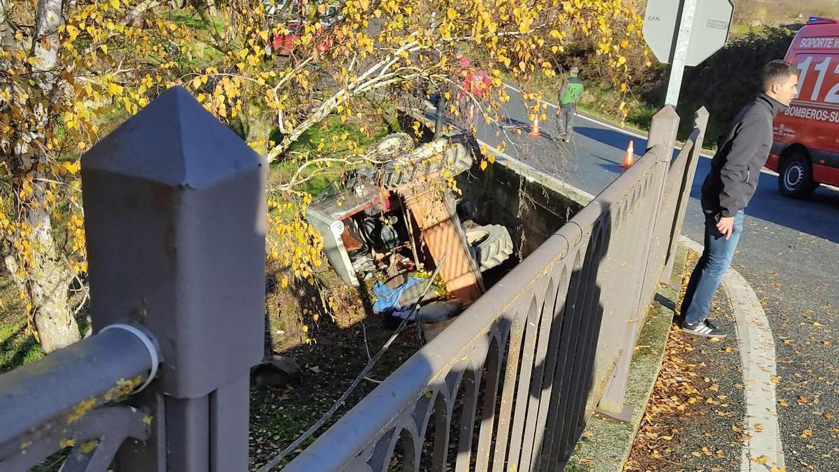 Imagen del tractor volcado, que ha caído a los merenderos situados junto al puente de Cáseda