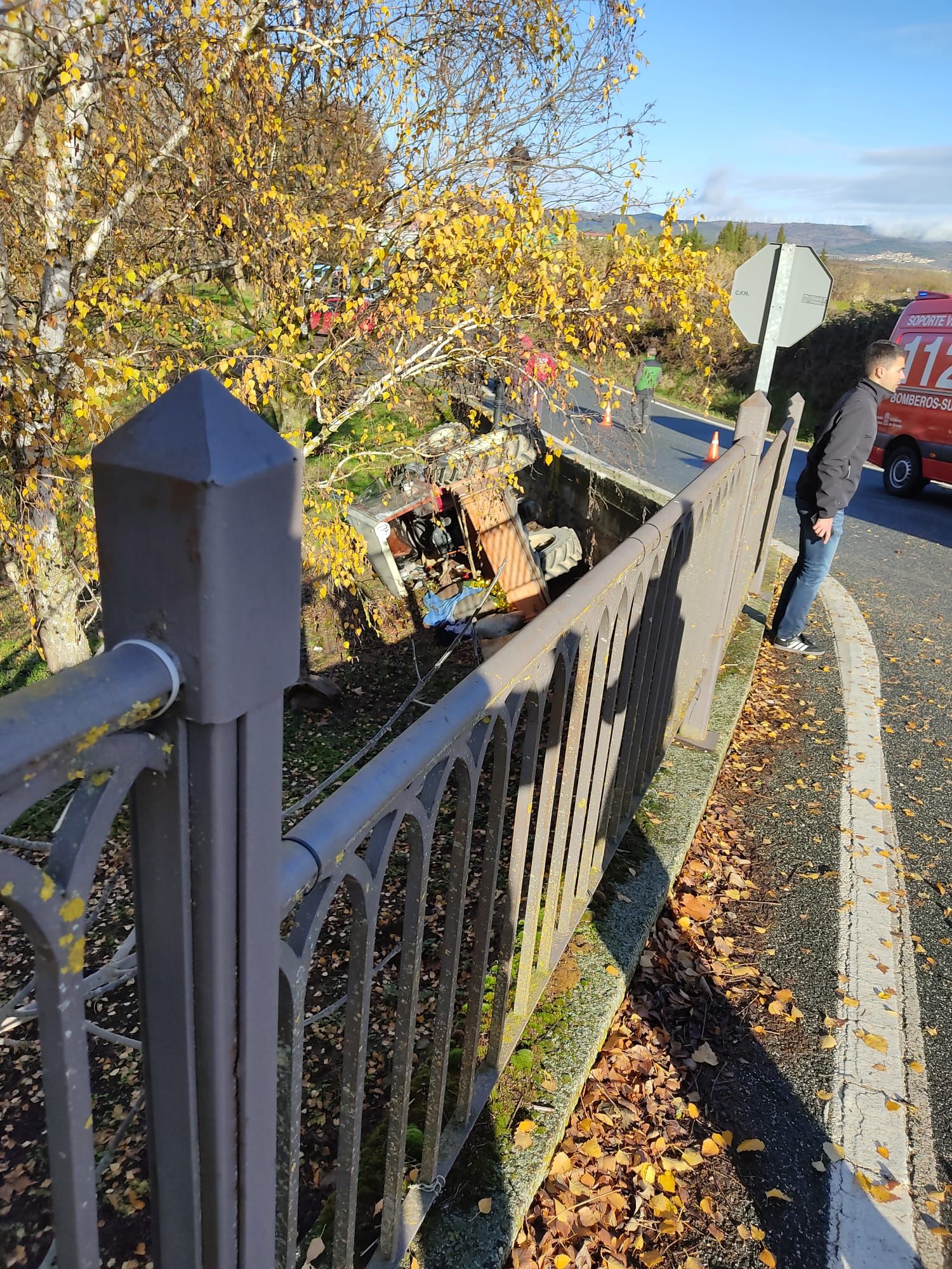 Imagen del tractor volcado, que ha caído a los merenderos situados junto al puente de Cáseda