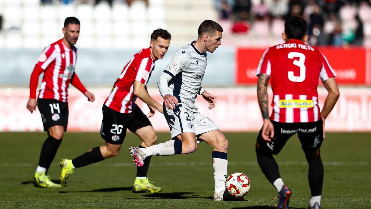 Diego Moreno juega el balón frente a sus rivales.