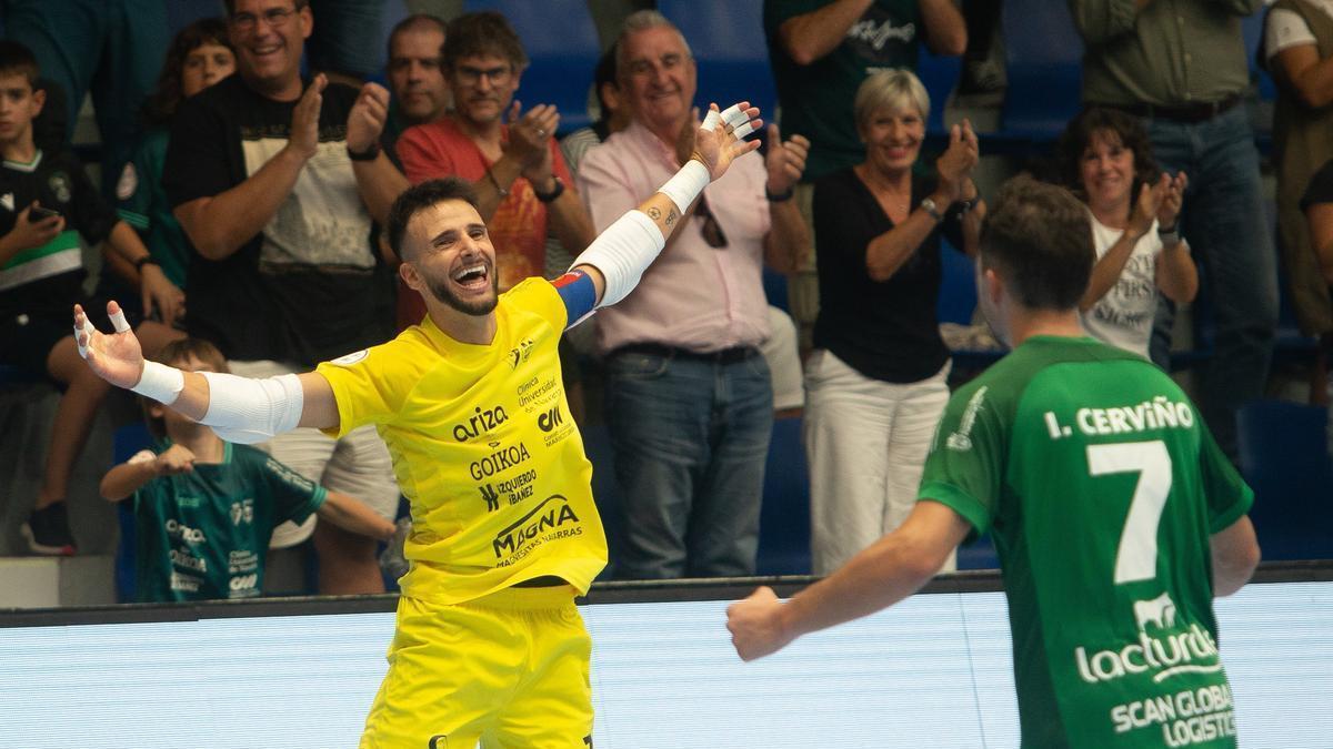 Asier Llamas celebra su gol junto a Ion Cerviño.
