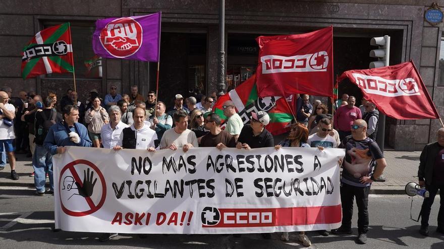 Nueva concentración de vigilantes de seguridad de Metro Bilbao: "Estamos desprotegidos"
