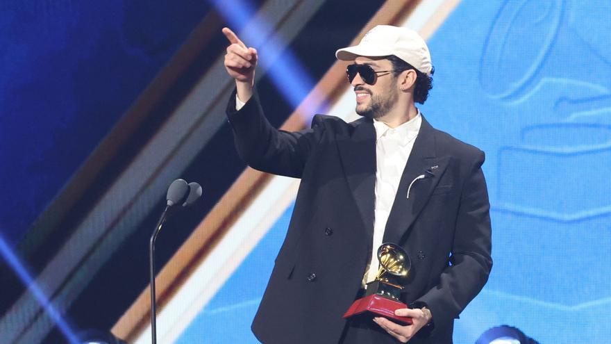 Bad Bunny y los argentinos Ca7riel y Paco Amoroso, triunfadores en los Latin Grammy