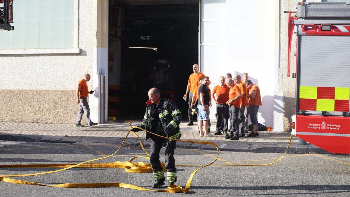 Un bombero, en la puerta de las instalaciones.
