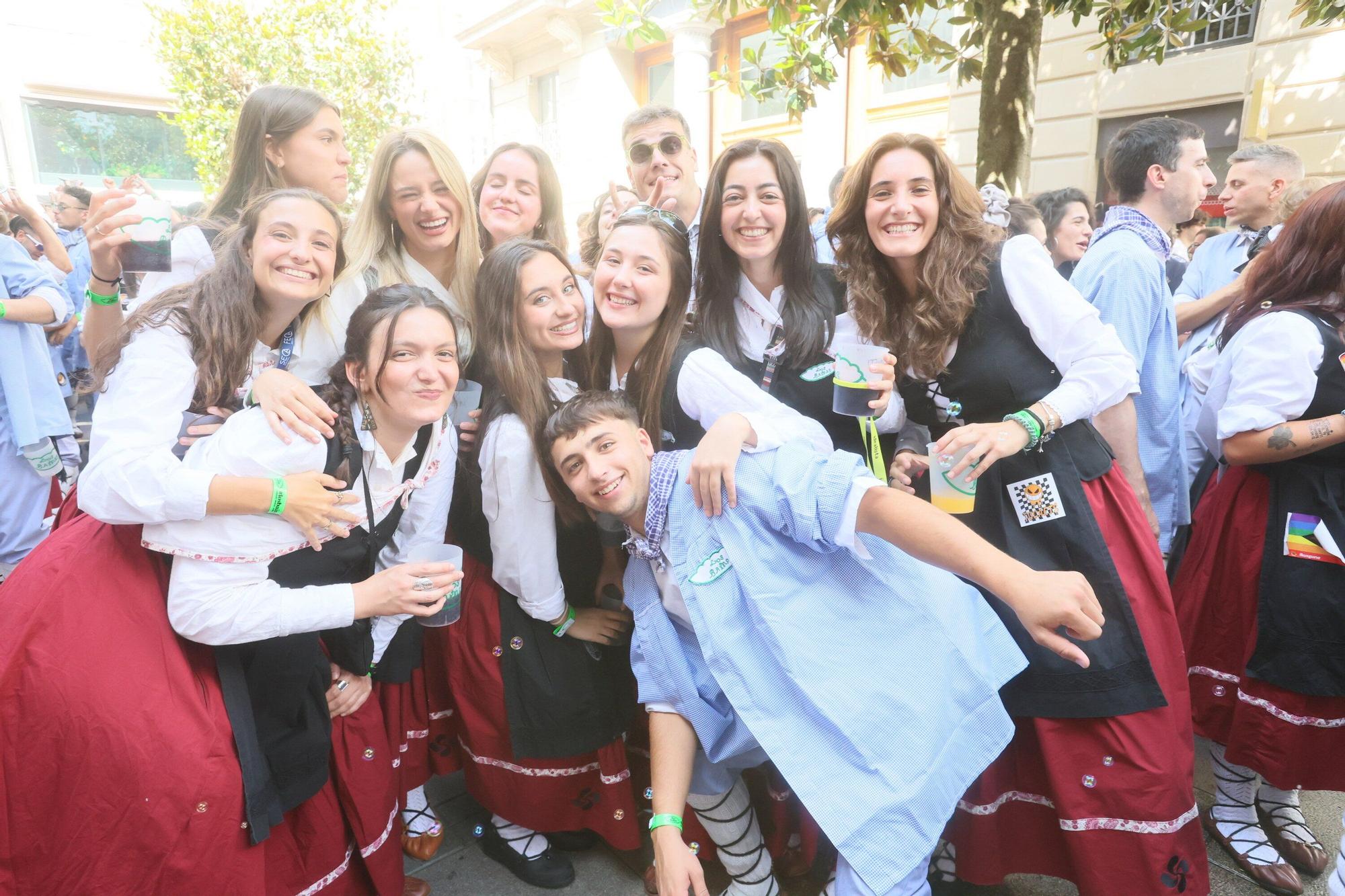 En imágenes: Blusas y neskas desfilan en una kalejira por Santiago