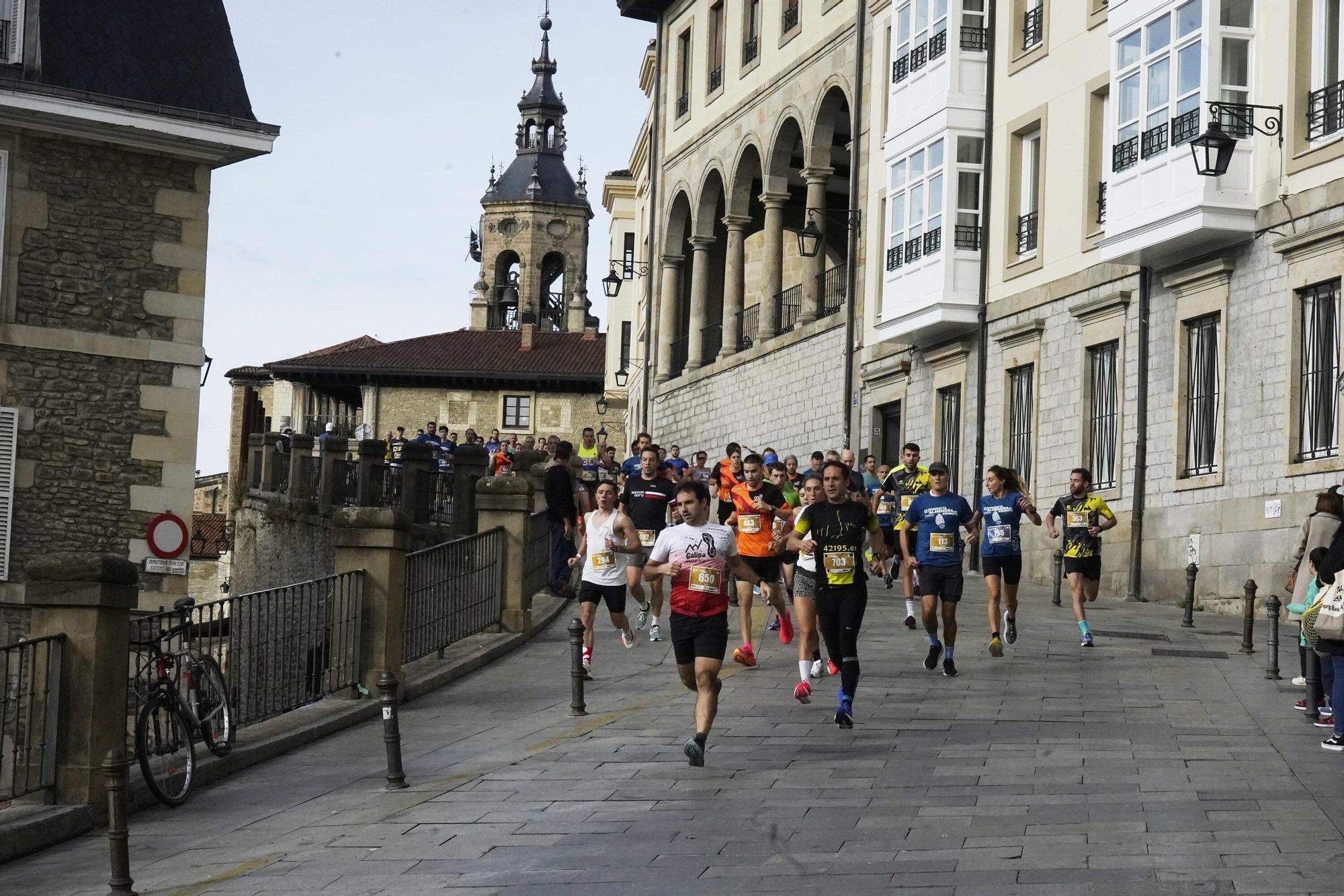 En imágenes: Miles de personas conquistan la Almendra de Gasteiz