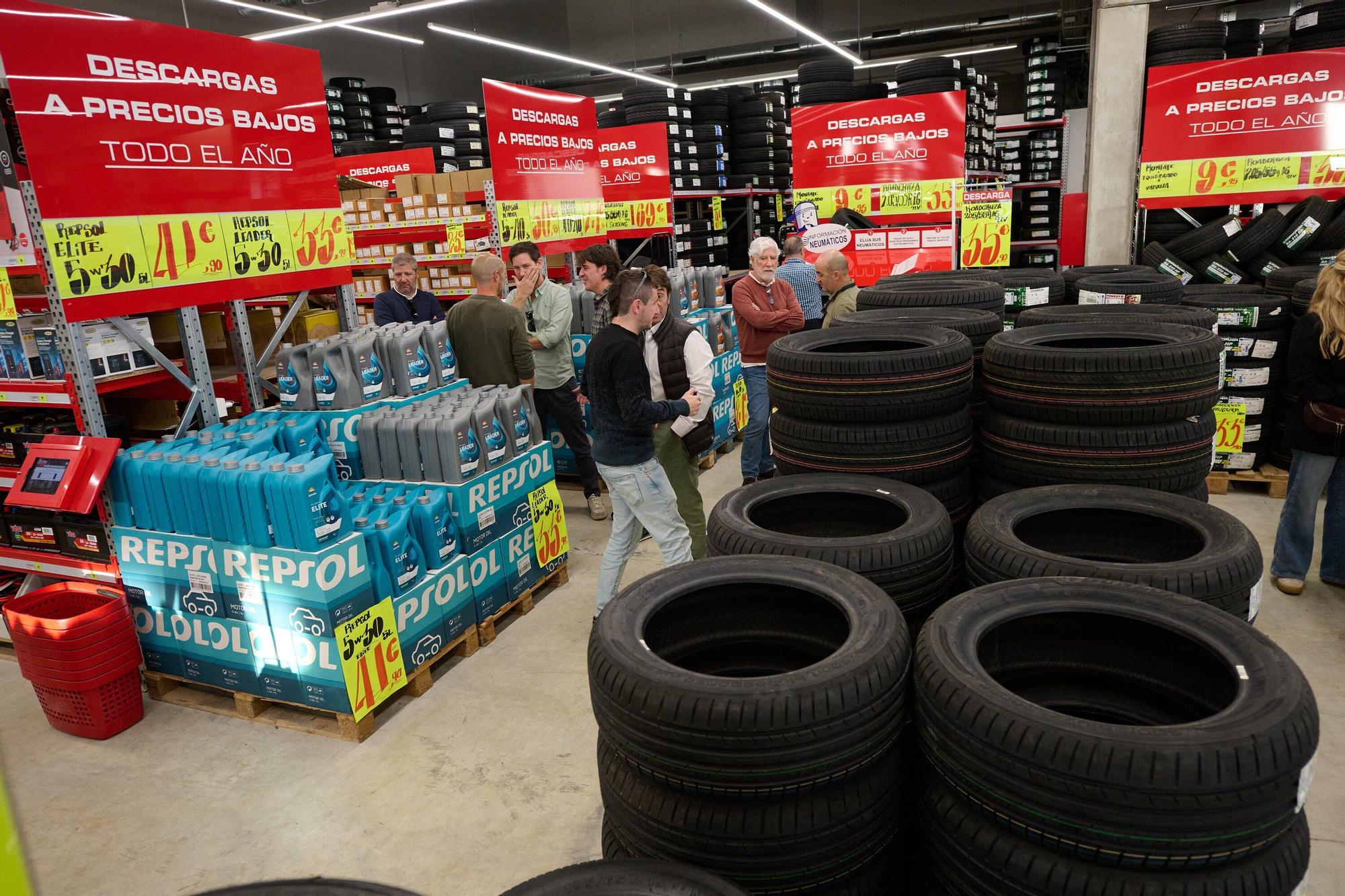 Fotos de la inauguración oficial de la nueva tienda de Carter-Cash en Pamplona
