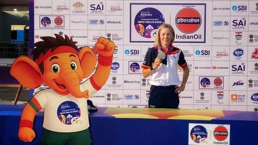 Con la medalla de plata, una foto para el recuerdo que capturaron sus compañeros.