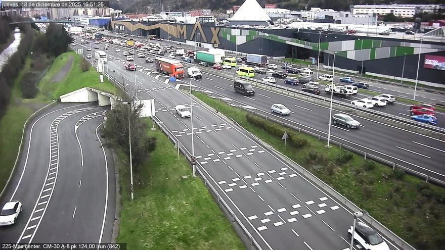 Solucionadas las retenciones en la recta del Max Center dirección Bilbao por un accidente de tráfico