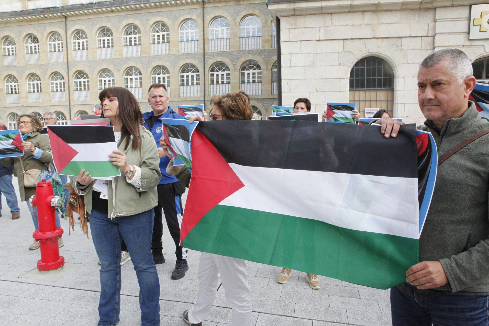 En imágenes: Trabajadoras de Osakidetza en Vitoria muestran su apoyo a Palestina