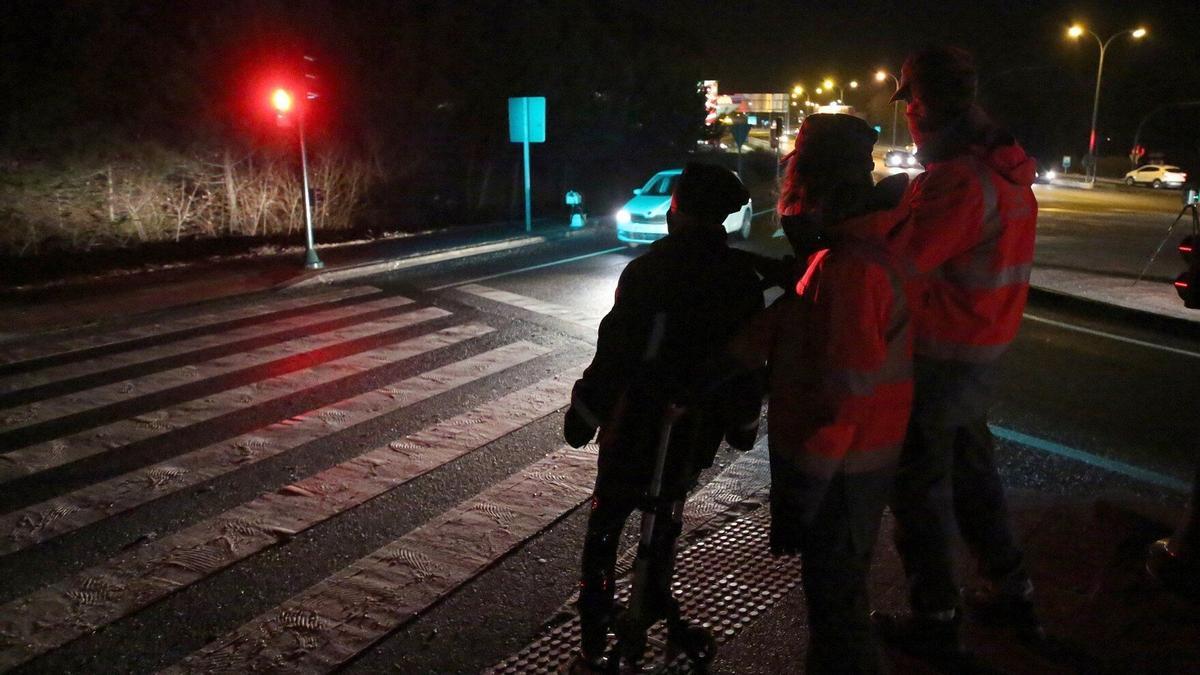Dos agentes de atestados de la Policía Foral colocan un maniquí junto al paso de peatones durante la reconstrucción del atropello con fuga de una menor de 14 años en el nudo de Zizur.