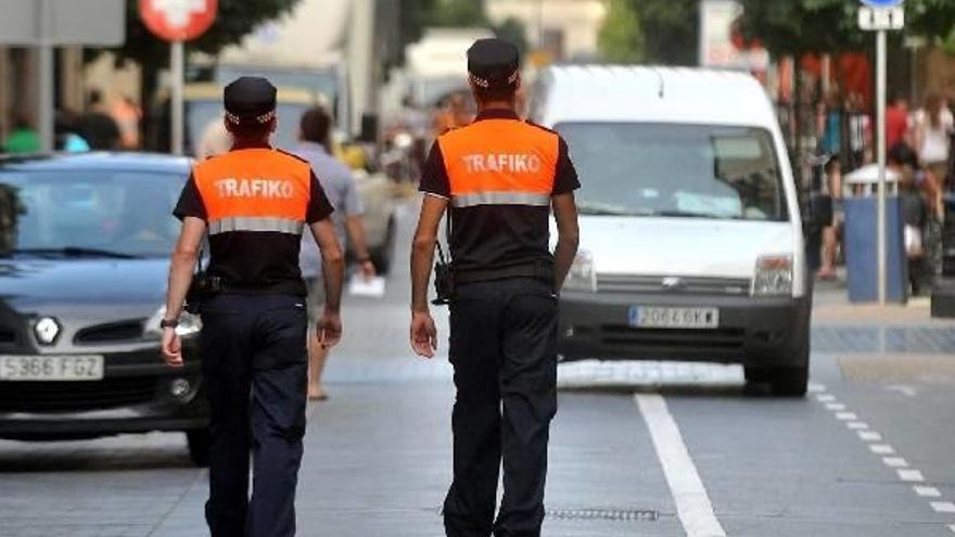 Dos agentes de Movilidad de Donostia. La palabra &#039;Trafiko&#039; fue sustituida por &#039;Trafikoa&#039;.